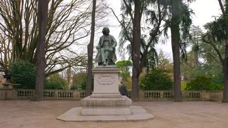 Statue-Von-Eugène-Chevreul-Im-Botanischen-Garten,-Angers,-Frankreich-–-Schwenk