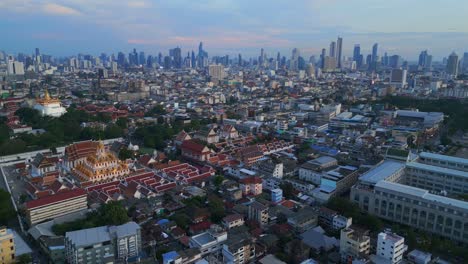Fabelhafter-Luftbildflug-Bangkok-Buddhistischer-Tempel-Loha-Prasat-Abend-Thailand-2022
