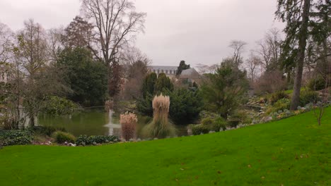 Parque-Jardin-Des-Plantes-D&#39;angers-Con-Césped-Verde-Y-Estanque-En-Angers,-Francia---Ancho