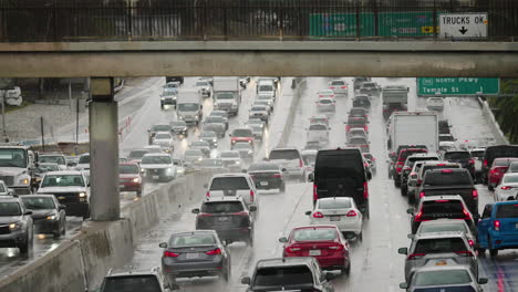 Starker-Verkehr-Im-Regen-In-Los-Angeles,-Überschwemmungen