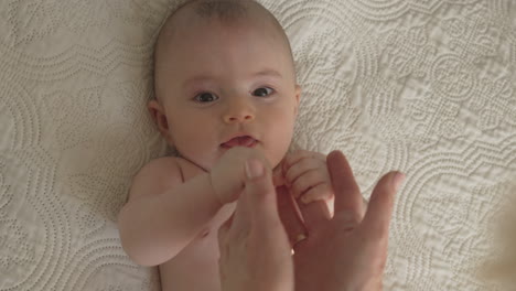 Lustiges-Babyporträt,-Mutter-Spielt-Mit-Neugeborenen-Händen,-Armen,-Gesichtsnahaufnahme,-Weißes-Schlafzimmer