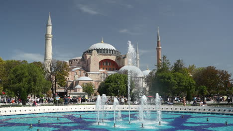 Mezquita-Hagia-Sophia-En-Estambul,-Turquía-En-Un-Día-Soleado-De-Verano