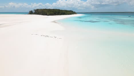 4K-Aufnahmen-Von-Fliegenden-Drohnen-über-Der-Küste-Mit-Weißen-Sandbänken-Mit-Wunderschönen-Transparenten-Wellen,-Die-Das-Korallenriff-Atoll-In-Der-Nähe-Der-Insel-Mnemba,-Tansania,-Umspülen