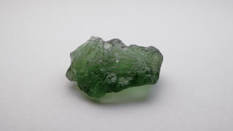 Auténticas-Rocas-De-Moldavita-Crudas-Piedras-Preciosas-De-Cristal-4k-30p-Tomas-Macro