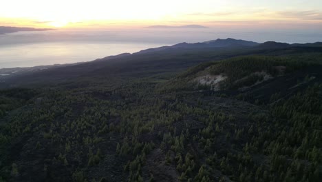 El-Teide-Vulkanwald-Bei-Sonnenuntergang-Mit-Port-Cruz-An-Der-Basis,-Teneriffa,-Kanarische-Inseln,-Spanien,-Luftaufnahme-Von-Links