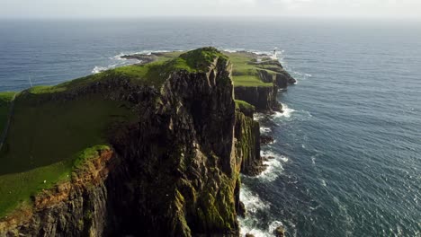 Feurige-Goldrote-Klippen-Und-Vögel,-Die-Tief-Fliegen,-Neist-Point-Leuchtturm-Schottland