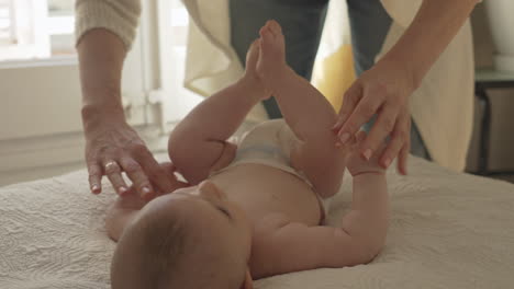 Füße-Und-Finger-Des-Neugeborenen-Babys,-Mutter-Massiert-Kreise-Mit-Den-Händen