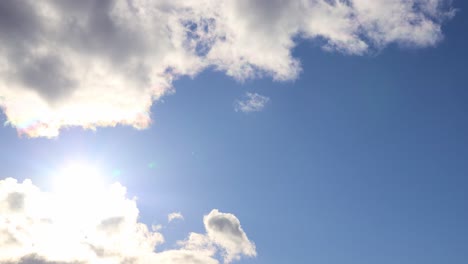 Zeitraffer-Von-Blauem-Himmel-Und-Wolken-Mit-Sonnenlicht
