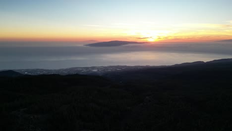 Blick-Auf-Den-Vulkan-El-Teide-Bei-Sonnenuntergang-Mit-Port-Cruz-Darunter,-Teneriffa,-Kanarische-Inseln,-Spanien,-Luftaufnahme-Rechts