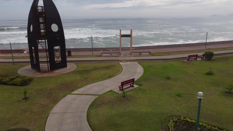 Kunstdenkmal-Aus-Kreisförmig-Aufgestellten-Surfbrettern-In-Einem-Park-In-Strandnähe