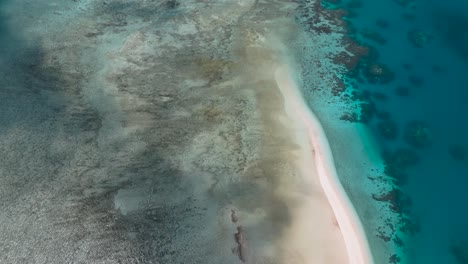 Vista-De-Drones-De-Una-Isla-Paradisíaca-En-El-Océano-índico-Con-Agua-Turquesa,-Zanzíbar