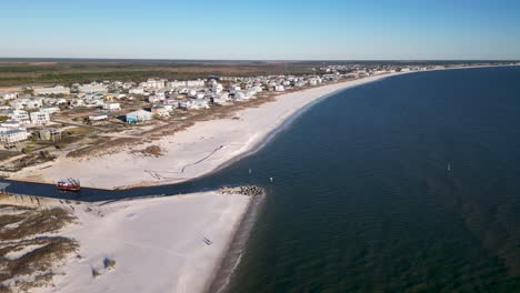Drohnenansicht-über-Dem-Wasser-Von-Mexico-Beach,-Florida,-Mit-Weißem-Sand-Und-Wiederaufbau-Vier-Jahre-Nach-Hurrikan-Michael