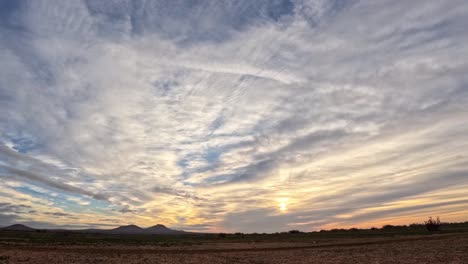 Goldene-Sonnenaufgangswolkenlandschaft-Im-Zeitraffer-über-Der-Mojave-Wüstenlandschaft