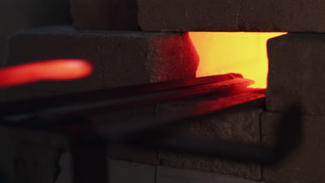 Metallstäbe-Liegen-In-Einem-Ofeninferno,-Während-Sich-Das-Feuer-Erhitzt