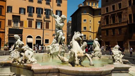 Tourists-visiting-Fountain-of-the-Neptune-in-Piazza-Navona