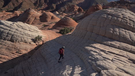 Excursionista-Femenina-En-Yant-Flat-Candy-Cliffs-Sendero,-Utah-Usa,-Caminando-Cuesta-Arriba-En-Formaciones-De-Arenisca-únicas