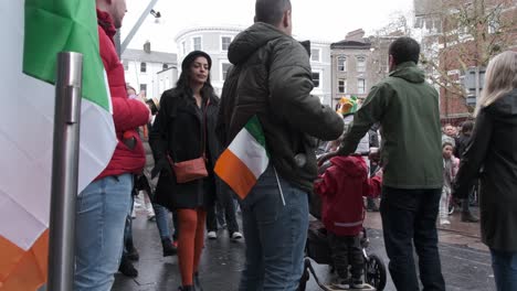 Irische-Flaggen-Und-Menschenmengen-Versammelten-Sich,-Um-St