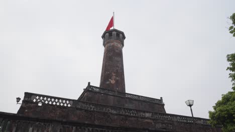 Torre-De-Bandera-Dentro-Del-Museo-De-Historia-Militar-De-Vietnam-En-Hanoi,-Vietnam