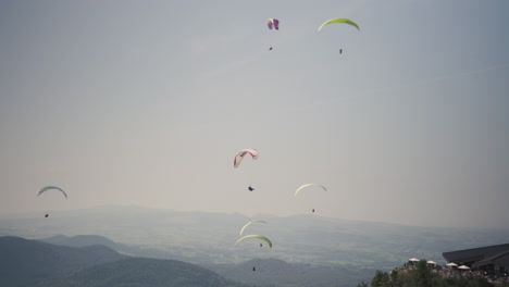 Gleitschirmflieger-In-Der-Luft-In-„Puy-De-Dome“-In-Frankreich