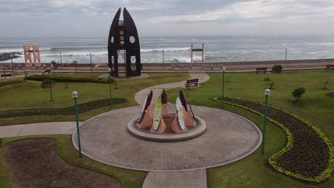 Artistic-monument-in-a-park-near-a-beach,-made-of-surfboards-propped-up-in-a-circle