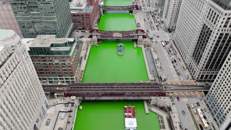Static-drone-shot-of-traffic-and-the-dyed-river-on-Saint-Patrick’s-Day-in-cloudy-Chicago