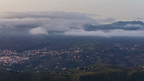 Wolken-Ziehen-An-Einem-Nebligen-Tag-über-Palermo,-Sizilien,-Italien---Zeitraffer