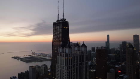 Aufsteigende-Luftaufnahme-Vor-Dem-Hancock-Tower,-Stimmungsvoller-Morgen-In-Chicago,-USA