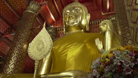 Goldener-Buddha-Sitzt-Im-Tempel-Phanan-Choeng-Wat,-Ayutthaya,-Bangkok,-Thailand