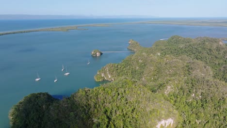 Barcos-Anclados-En-El-Parque-Nacional-Bahía-De-Los-Haitises,-República-Dominicana