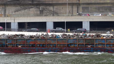 Müllschrott-Metallboot-Fährt-Vorbei-Und-Transportiert-Müll-Rund-Um-New-York-Entlang-Des-East-River