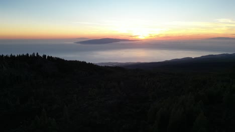 Blick-Auf-Den-Gipfel-Des-Vulkans-El-Teide-Bei-Sonnenuntergang-Mit-Dem-Atlantischen-Ozean-Darunter,-Teneriffa,-Kanarische-Inseln,-Spanien,-Aufnahme-Aus-Der-Luft