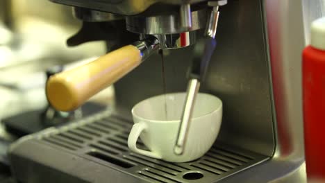 Frisch-Gebrühter-Kaffee-Tropft-In-Eine-Weiße-Tasse-Unter-Der-Espressomaschine