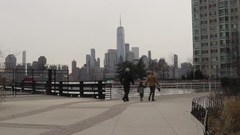 60fps-Family-Walking-Past-NYC-Skyline