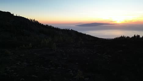 Lavafeld-Des-Teide-Vulkanrückens-Bei-Sonnenuntergang-Mit-Dem-Atlantischen-Ozean-Darunter,-Teneriffa,-Kanarische-Inseln,-Spanien,-Luftabstiegsaufnahme