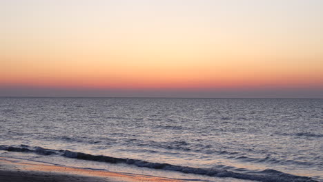 Meereslandschaft-Mit-Brechenden-Wellen-Vor-Buntem-Sonnenuntergangshimmel