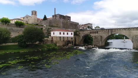 Blick-Auf-Den-Fluss-Und-Die-Stadt-Von-Barcelos-In-Portugal