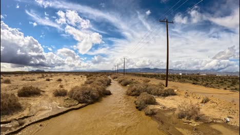 Arroyo-De-Caché-En-El-Desierto-De-Mojave-Que-Fluye-Con-Agua-Después-De-Un-Diluvio-De-Lluvia---Sobrevuelo-Aéreo
