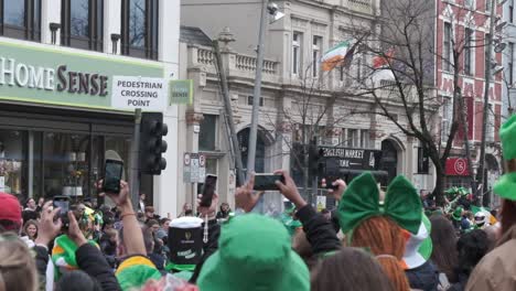 Menschen-Filmen-Die-Vorbeiziehende-Parade-Am-St.-Patricks-Day-In-Cork-City-In-Zeitlupe