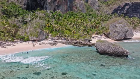 Turistas-En-La-Exótica-Playa-Caribeña-Tropical-Frontón,-Las-Galeras-En-República-Dominicana
