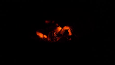 Carbón-Ardiendo-Lentamente-Soplando-Resplandor-Rojo-En-La-Oscuridad
