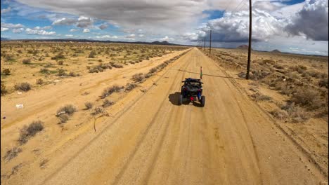 Verfolgung-Eines-ATV-Dünenbuggys-über-Eine-Unbefestigte-Straße-In-Der-Mojave-Wüste-Mit-Einer-First-Person-View-Drohne