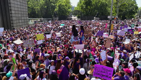 Aerial-view-around-feminist-leaders-having-a-speech-to-the-protesters-on-International-Women's-Day,-in-Mexico-city