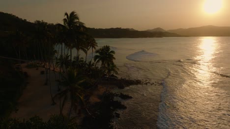 La-Playita-Strand-Bei-Sonnenuntergang,-Las-Galeras-Auf-Der-Halbinsel-Samana,-Dominikanische-Republik