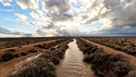 El-Agua-De-Escorrentía-Del-Desierto-De-Mojave-Fluye-Hacia-El-Arroyo-Cache-Después-De-Una-Tormenta-Torrencial---Drone-Con-Vista-En-Primera-Persona