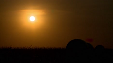 Sonnenuntergang-über-Baumwollballen-Auf-Dem-Ländlichen-Agrarfeld-Während-Der-Erntezeit