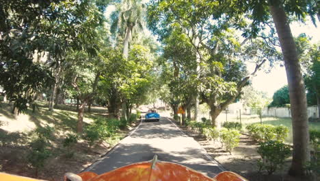 Sicht-Von-Außen-Auf-Ein-Altes-Auto,-Das-Auf-Der-Straße-Kubas-Fährt