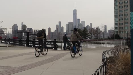 60fps-Fahrräder-Fahren-An-Der-Skyline-Von-New-York-Vorbei