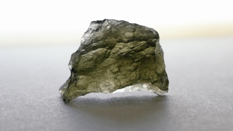 Authentische-Rohe-Moldavit-Felsen,-Kristall-Edelstein,-4K-30P-Makroaufnahmen