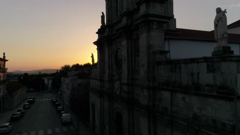 Kirche-Bei-Sonnenuntergang-Stadt-Braga-In-Portugal-Luftaufnahme