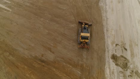 Excavadora-Trabajando-En-La-Vista-Superior-Del-Campo